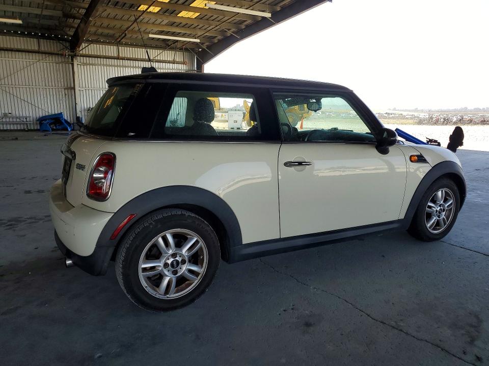 2011 Mini Cooper VIN WMWSU3C50BT251363 COPART salvage auction — MINOR DENT/SCRATCHES, CA - DIS/DLR/EXP ONLY CLEAN TITLE, sold $400 on 2026-07-09 (photo 3)