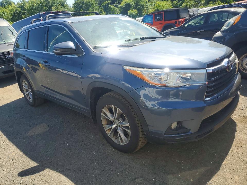 2014 Toyota Highlander VIN 5TDJKRFH1ES008922 COPART salvage auction — MINOR DENT/SCRATCHES, MA - CERTIFICATE OF TITLE, sold $10,900 on 2026-07-30 (photo 4)
