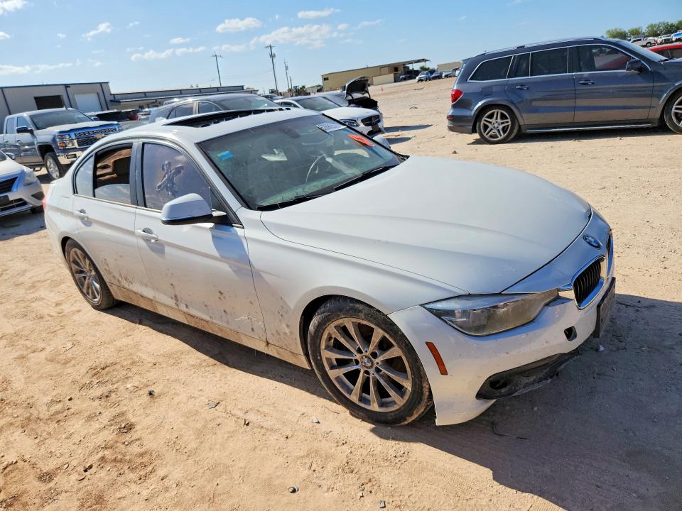 2017 BMW 3er VIN WBA8E1G3XHNU17681 COPART salvage auction — WATER/FLOOD, Tx - Certificate Of Title, sold $500 on 2026-08-20 (photo 4)