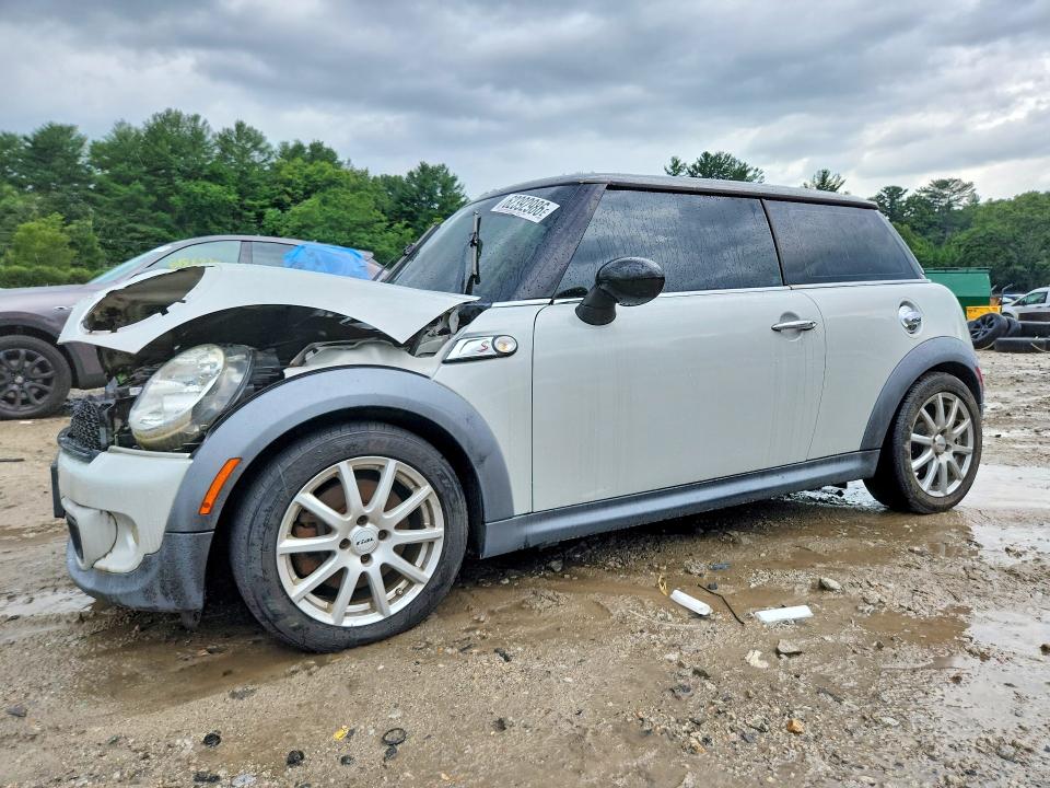 2011 Mini Cooper VIN WMWSV3C55BTY20091 COPART salvage auction — INTERIOR BURN, MA - CERT OF TITLE-RECONSTRCTD COLL, sold $100 on 2026-08-17 (photo 1)