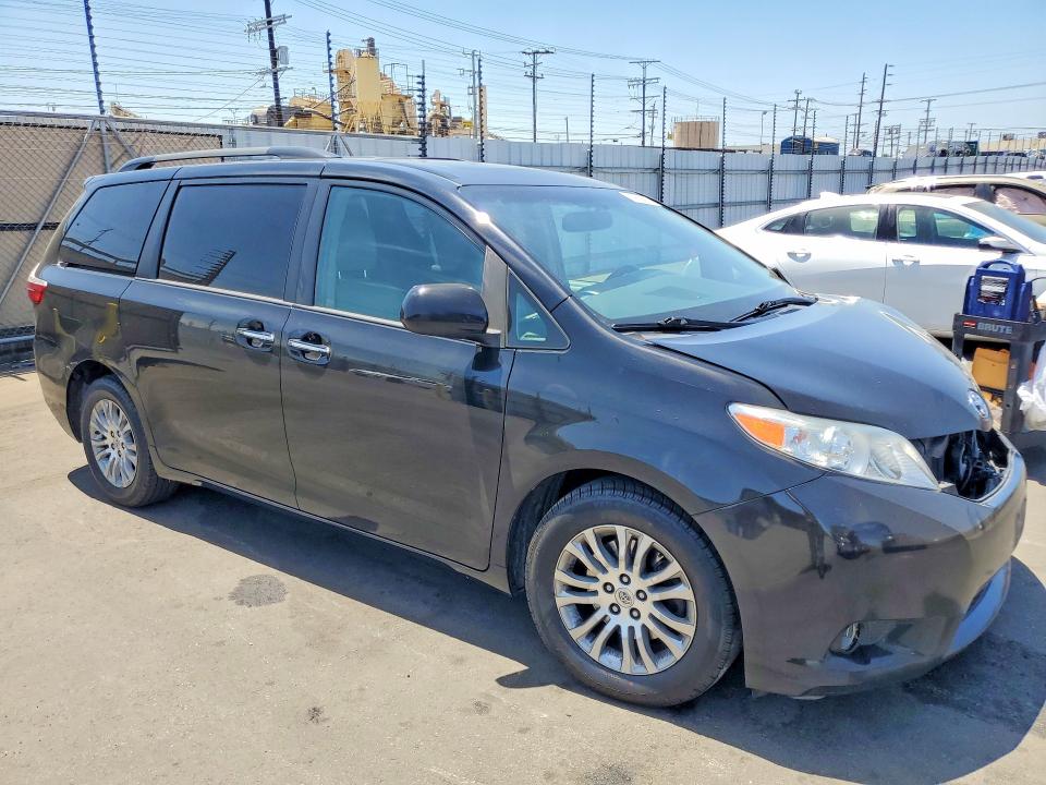 2017 Toyota Sienna VIN 5TDYZ3DC5HS870303 COPART salvage auction — FRONT END, CA - SALVAGE CERTIFICATE, sold $4,100 on 2026-07-29 (photo 4)
