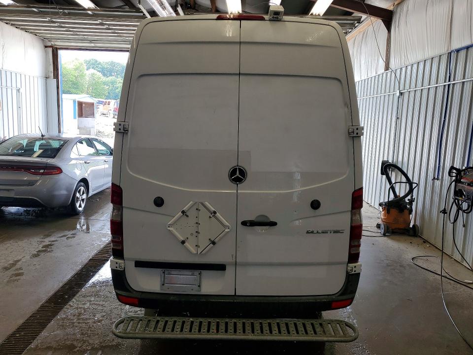 2014 Mercedes-benz Sprinter VIN WD3PE8DE4E5897381 COPART salvage auction — MINOR DENT/SCRATCHES, Wv - Certificate Of Title (P), sold $2,750 on 2026-07-29 (photo 6)