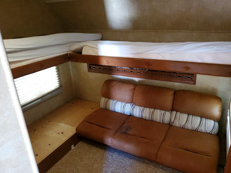 2012 Forest river Wildcat 40' VIN 4X4FWCH25CV025705 COPART salvage auction — HAIL, WY - CERTIFICATE OF TITLE, sold $4,550 on 2026-09-16 (photo 5)