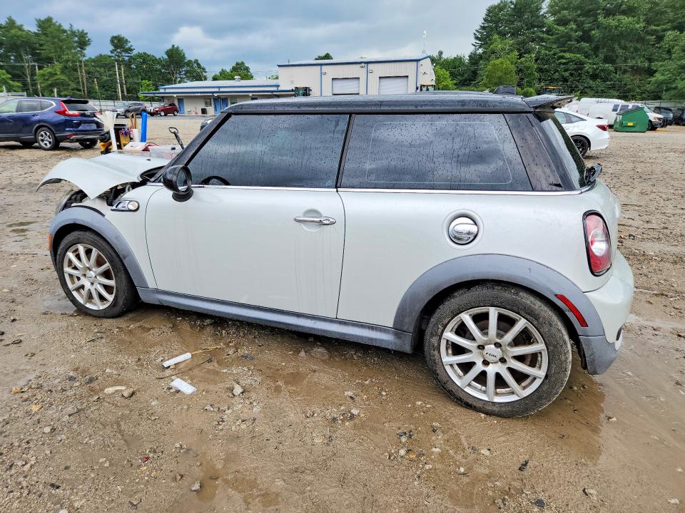 2011 Mini Cooper VIN WMWSV3C55BTY20091 COPART salvage auction — INTERIOR BURN, MA - CERT OF TITLE-RECONSTRCTD COLL, sold $100 on 2026-08-17 (photo 2)