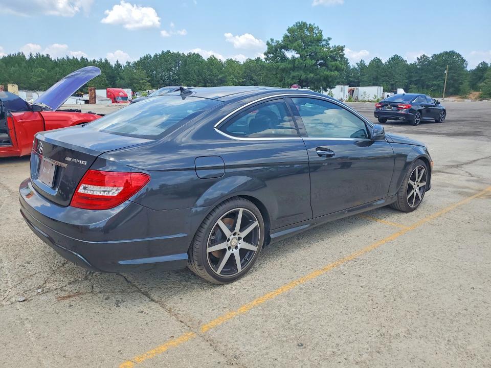 2015 Mercedes-benz C-klasse VIN WDDGJ4HBXFG387171 COPART salvage auction — MINOR DENT/SCRATCHES, Ga - Certificate Of Title (P), sold $3,400 on 2026-07-27 (photo 3)