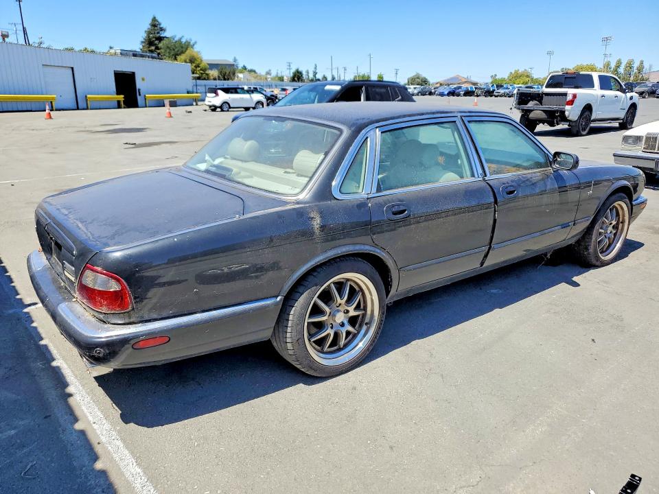 2002 Jaguar Xj series VIN SAJDA15B32MF42532 COPART salvage auction — MINOR DENT/SCRATCHES, Ca - Dis/Dlr/Exp Only Clean Title, sold $475 on 2026-07-31 (photo 3)
