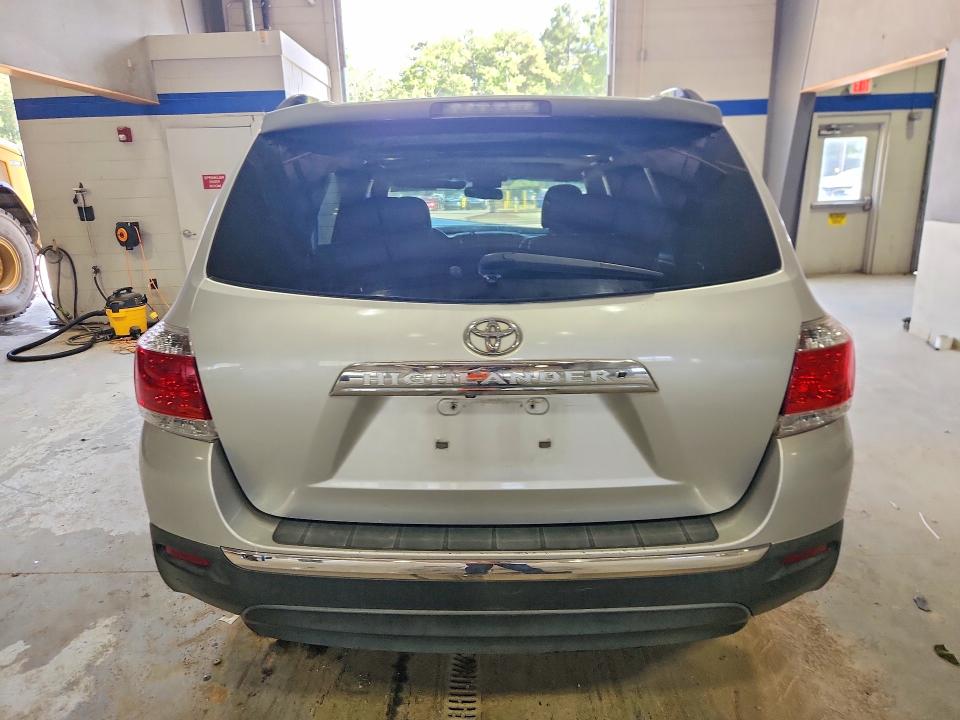 2011 Toyota Highlander VIN 5TDZK3EH1BS047958 COPART salvage auction — FRONT END, VA - CERT OF TITLE - SALVAGE, sold $1,450 on 2026-07-31 (photo 6)