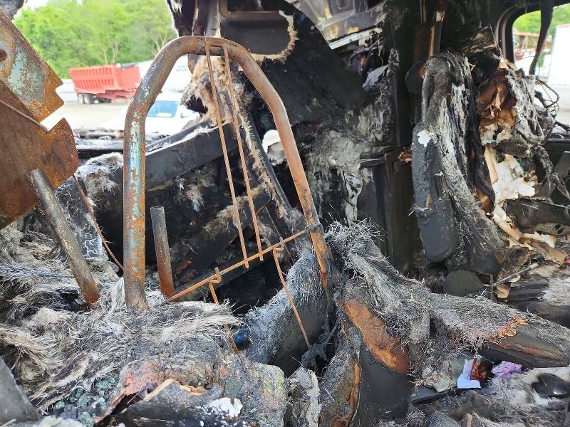 2024 Kenworth T680 VIN 1XKYD49X4RJ312901 COPART salvage auction — Burn Interior, Wv - Salvage Certificate Fire, sold $17,200 on 2026-08-12 (photo 6)