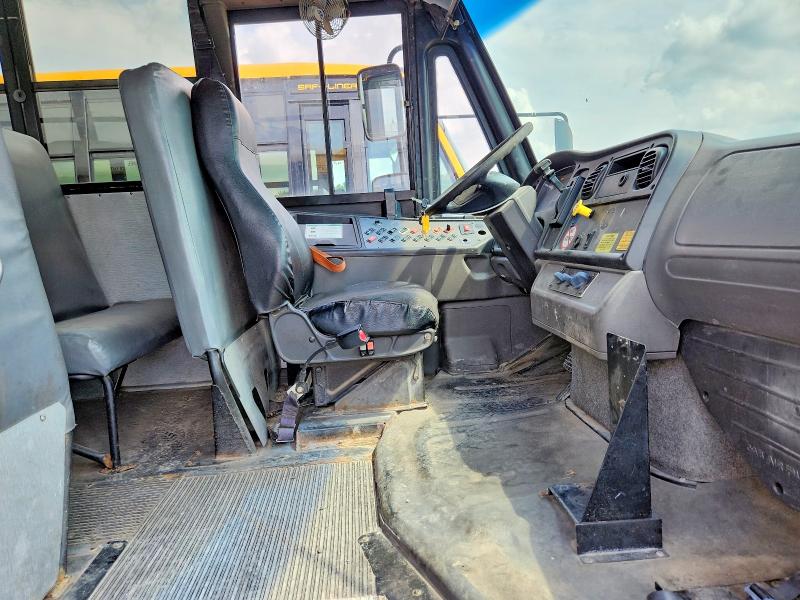 2012 Thomas Saf-t-liner c2 VIN 4UZABRDT0CCBN9741 COPART salvage auction — NORMAL WEAR, IL - CERTIFICATE OF TITLE, sold $2,000 on 2026-09-09 (photo 5)