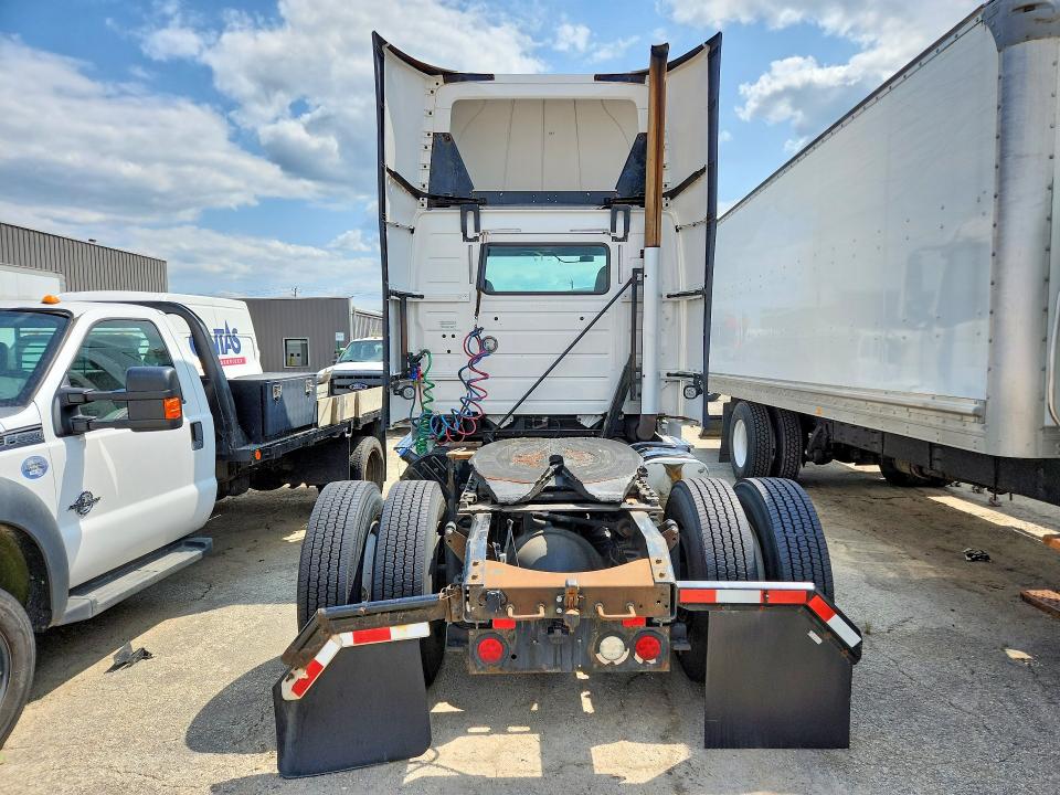 2016 Volvo Vn VIN 4V4N39TG5GN965643 COPART salvage auction — NORMAL WEAR, IN - CERTIFICATE OF TITLE, sold $5,000 on 2026-08-18 (photo 6)