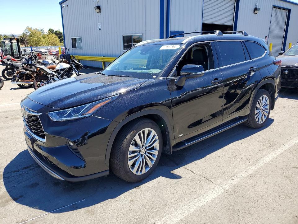 2025 Toyota Highlander hybrid VIN 5TDEBRCHXSS649164 — COPART salvage auction photo