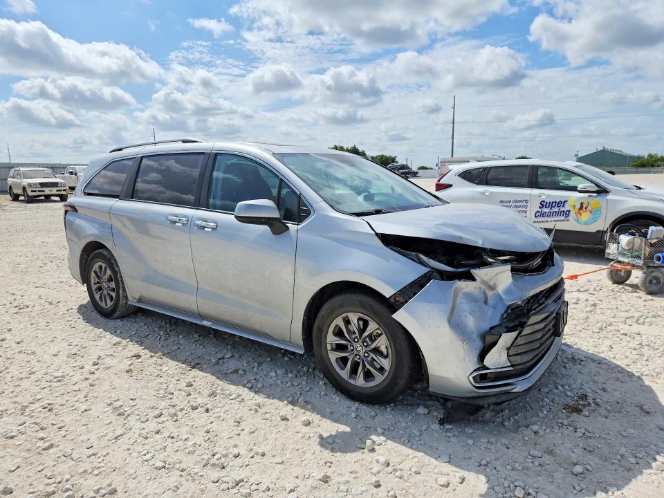 2024 Toyota Sienna VIN 5TDYRKECXRS181593 COPART salvage auction — FRONT END, Tx - Salvage Vehicle Title, sold $16,700 on 2026-08-20 (photo 4)