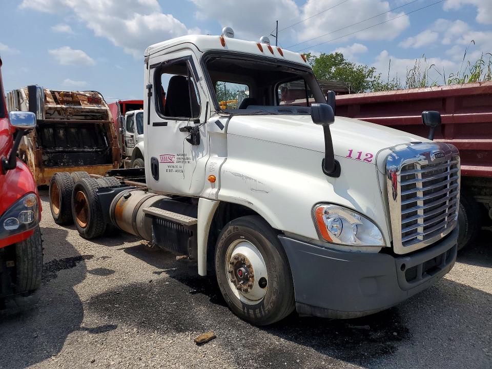 2014 Freightliner Cascadia VIN 3AKJGEDV3ESFR0607 COPART salvage auction — SIDE, IA - CERT OF TITLE-SALVAGE TITLE, sold $1,100 on 2026-09-10 (photo 4)