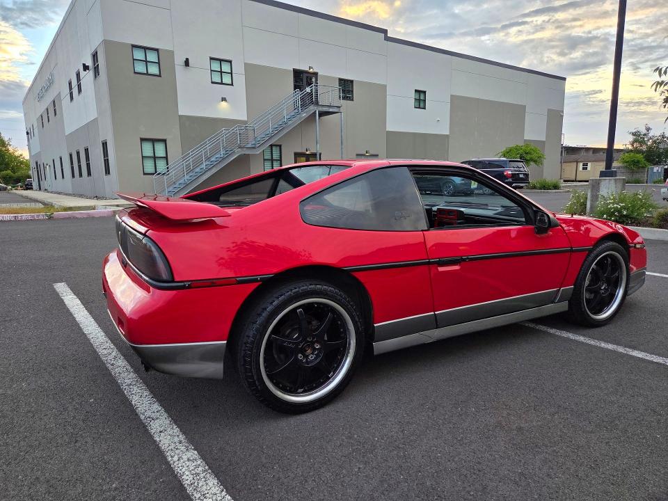 1986 Pont Fiero VIN 1G2PG9797GP281044 COPART salvage auction — NORMAL WEAR, Or - Certificate Of Title (P), sold $13,500 on 2026-07-27 (photo 4)