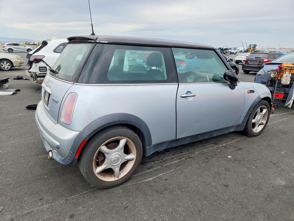 2004 Mini Cooper VIN WMWRC33434TJ62740 COPART salvage auction — MINOR DENT/SCRATCHES, CA - DIS/DLR/EXP ONLY CLEAN TITLE, sold $225 on 2026-07-20 (photo 3)