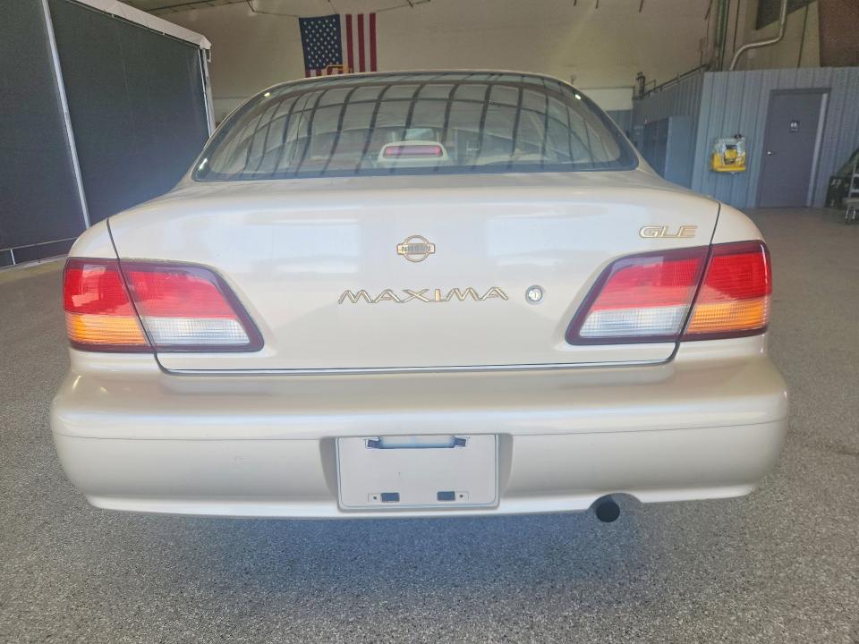 1998 Nissan Maxima VIN JN1CA21D3WM916456 COPART salvage auction — MINOR DENT/SCRATCHES, Ca - Dis/Dlr/Exp Only Clean Title, sold $125 on 2026-07-31 (photo 6)