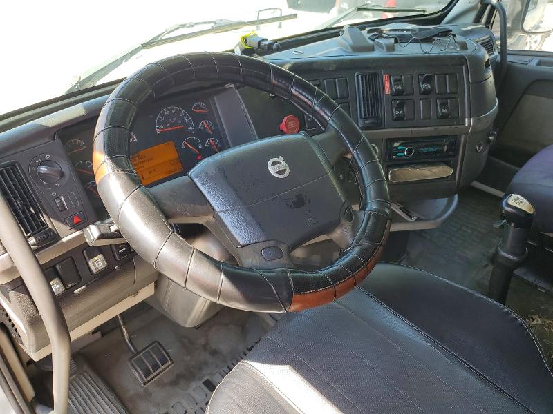 2005 Volvo Vn VIN 4V4NC9GH35N374503 COPART salvage auction — MINOR DENT/SCRATCHES, SC - CERTIFICATE OF TITLE, sold $2,550 on 2026-09-02 (photo 8)