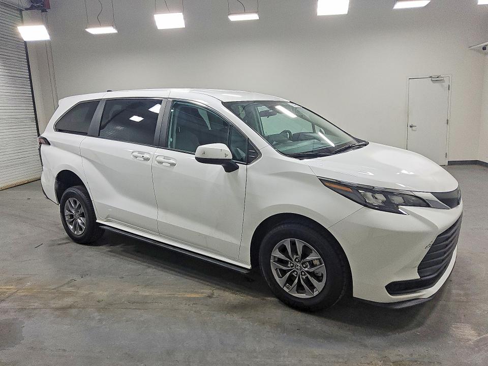 2024 Toyota Sienna VIN 5TDKRKEC2RS196076 COPART salvage auction — REAR END, Fl - Certificate Of Title, sold $31,600 on 2026-07-27 (photo 4)