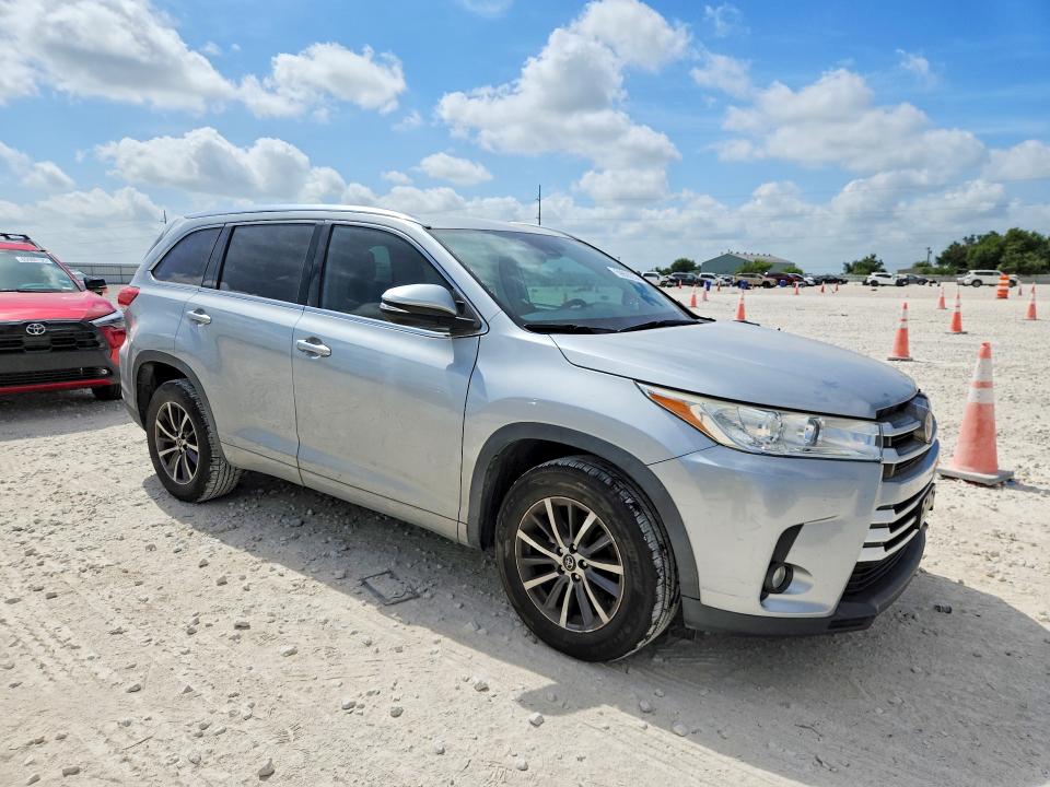 2018 Toyota Highlander VIN 5TDKZRFH9JS543393 COPART salvage auction — SIDE, Tx - Salvage Vehicle Title, sold $7,800 on 2026-07-09 (photo 4)