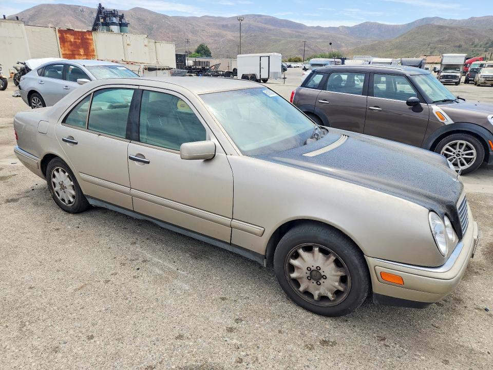 1999 Mercedes-benz E-class VIN WDBJF65H3XA900947 COPART salvage auction — MINOR DENT/SCRATCHES, Ca - Dis/Dlr/Exp Only Clean Title, sold $275 on 2026-07-17 (photo 4)