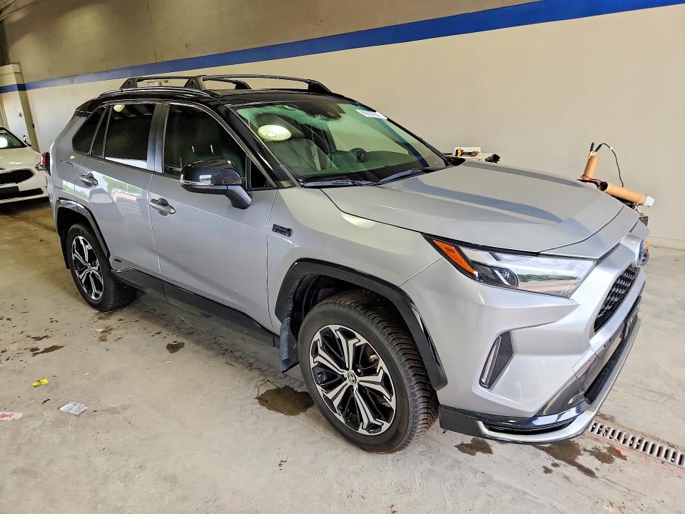 2022 Toyota Rav 4 VIN JTMEB3FVXND075454 COPART salvage auction — SIDE, VA - CERT OF TITLE - SALVAGE, sold $3,150 on 2026-07-24 (photo 4)