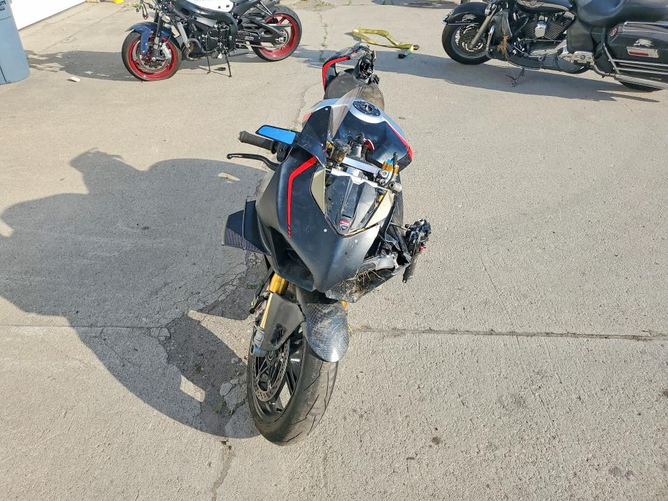2021 Ducati Panigale VIN ZDMDAGNW4MB002112 COPART salvage auction — ROLLOVER, Mi - Scrap Certificate Of Title, sold $5,300 on 2026-08-14 (photo 2)