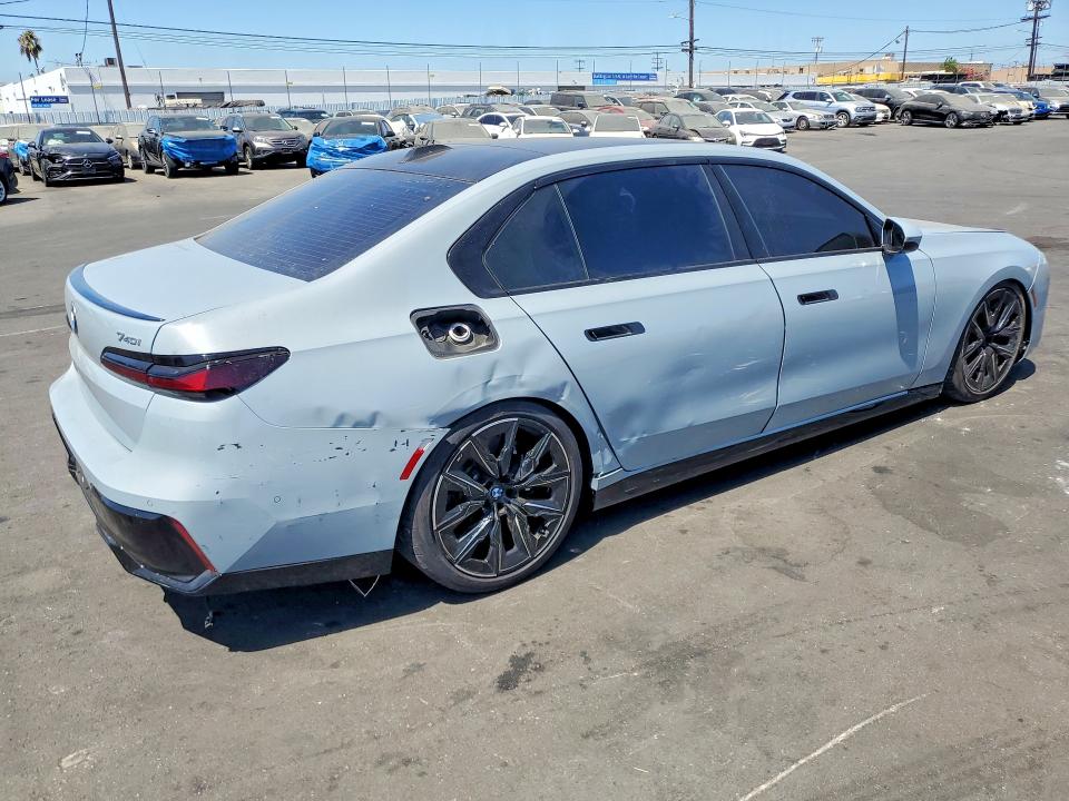 2025 BMW 7 series VIN WBA23EH01SCU79495 COPART salvage auction — REAR END, CA - DIS/DLR/EXP ONLY CLEAN TITLE, sold $45,000 on 2026-08-17 (photo 3)