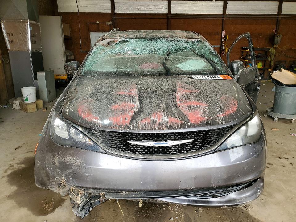 2017 Chrysler Pacifica VIN 2C4RC1DGXHR835990 COPART salvage auction — ROLLOVER, Pa - Certificate Of Salvage, sold $575 on 2026-08-29 (photo 5)