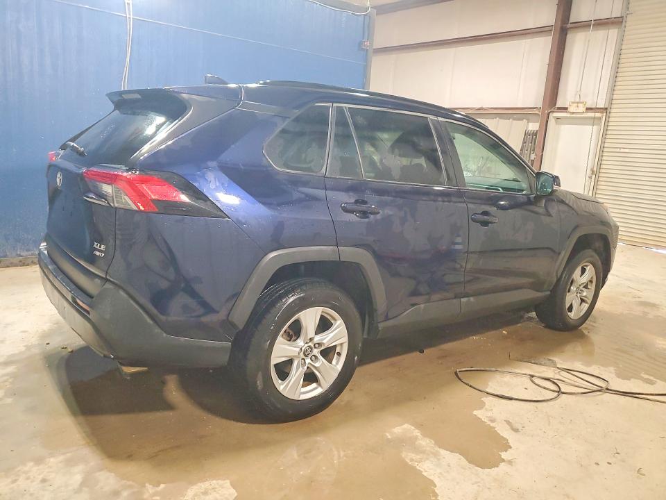 2021 Toyota Rav4 VIN 2T3P1RFV5MW152523 COPART salvage auction — MINOR DENT/SCRATCHES, TX - CERTIFICATE OF TITLE, sold $10,400 on 2026-07-28 (photo 3)