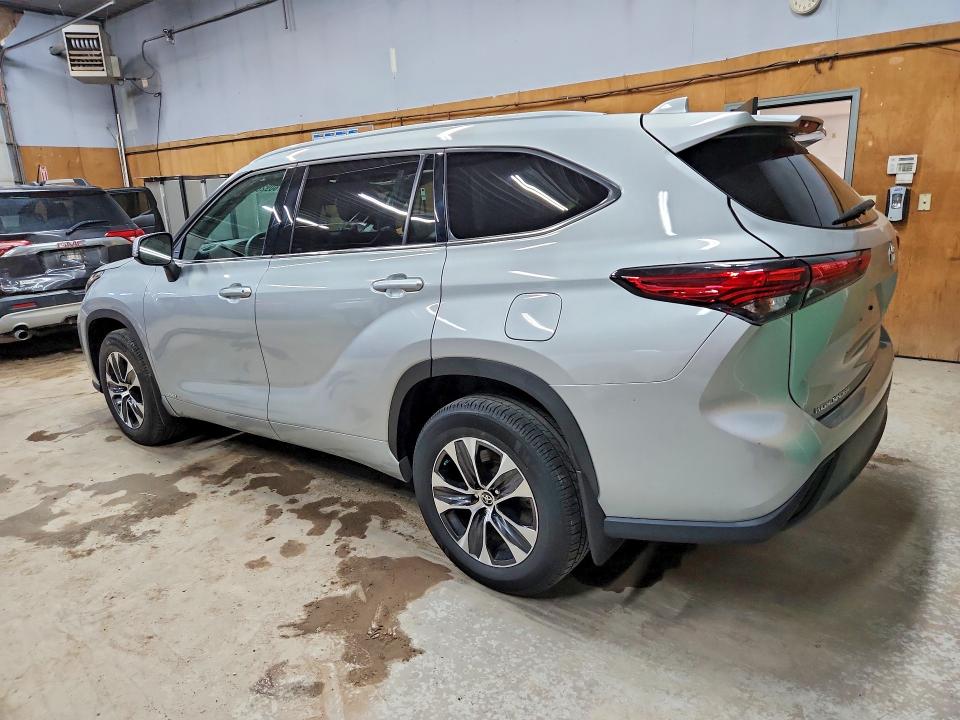 2022 Toyota Highlander VIN 5TDHBRCH4NS548574 COPART salvage auction — ROOF, Mi - Certificate Of Title, sold $6,700 on 2026-07-29 (photo 2)