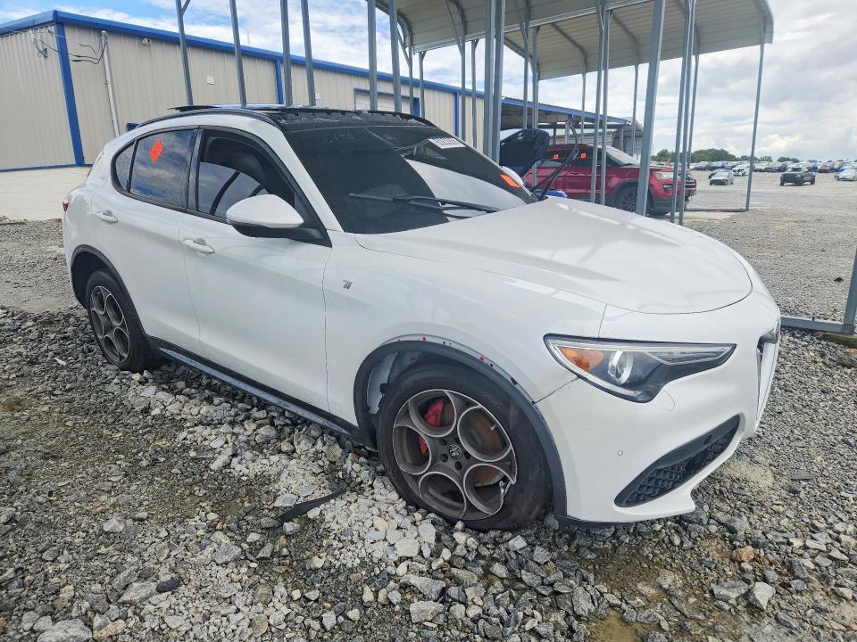2022 Alfa romeo Stelvio VIN ZASPAKBN9N7D36784 COPART salvage auction — FRONT END, Fl - Certificate Of Title (P), sold $10,200 on 2026-08-12 (photo 4)