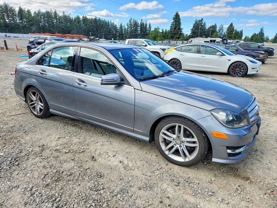 2012 Mercedes-benz C-klasse VIN WDDGF8BB7CR238220 COPART salvage auction — NORMAL WEAR, WA - VEHICLE CERT OF OWNERSHIP-TITL, sold $600 on 2026-07-24 (photo 4)
