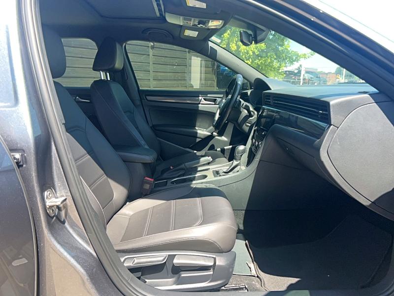 2022 Volkswagen VIN 1VWMA7A30NC006884 COPART salvage auction — MINOR DENT/SCRATCHES, Tx - Certificate Of Title (P), sold $5,800 on 2026-07-21 (photo 5)