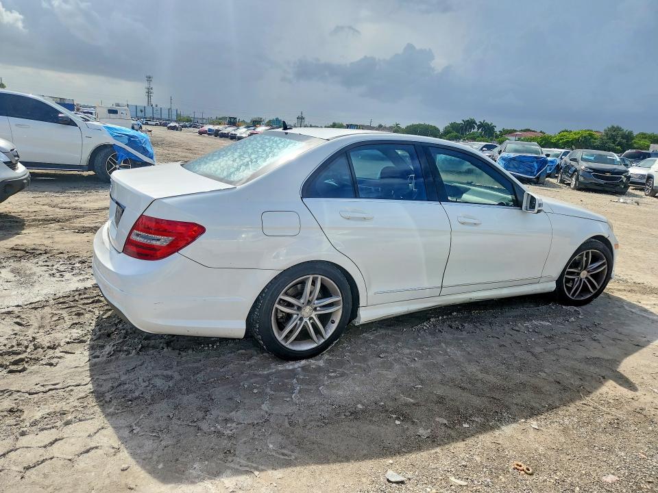 2014 Mercedes-benz C-klasse VIN WDDGF4HB6ER316148 COPART salvage auction — REAR END, Fl - Cert Of Title Slvg Rebuildable, sold $400 on 2026-07-17 (photo 3)