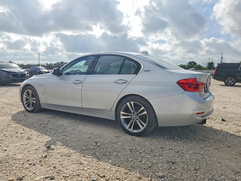 2017 BMW 3er VIN WBA8E1C3XHA158560 COPART salvage auction — MINOR DENT/SCRATCHES, Tx - Certificate Of Title (P), sold $4,700 on 2026-07-30 (photo 2)