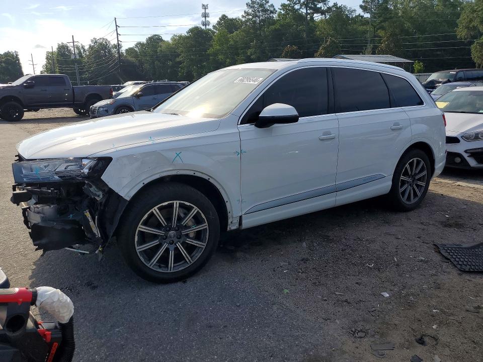 2017 Audi Q7 VIN WA1VAAF78HD000176 — COPART salvage auction photo