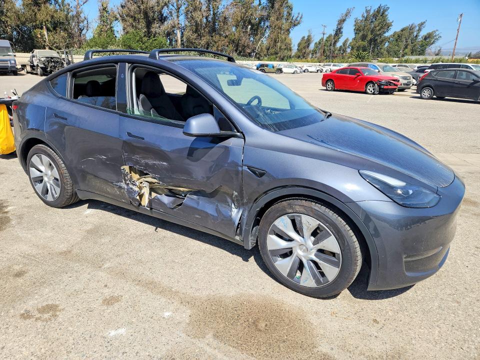 2023 Tesla Model y VIN 7SAYGDEEXPF928052 COPART salvage auction — SIDE, Salvage Title, sold $14,500 on 2026-07-28 (photo 4)