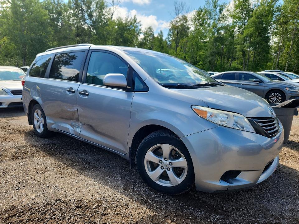 2016 Toyota Sienna VIN 5TDZK3DC7GS714125 COPART salvage auction — SIDE, ON - PERMIT NO BRAND - UNFIT, sold $1,100 on 2026-07-30 (photo 4)