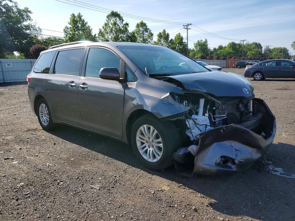 2017 Toyota Sienna VIN 5TDYZ3DC5HS813678 COPART salvage auction — FRONT END, CT - CERT OF TITLE-SALVAGE, sold $650 on 2026-07-24 (photo 4)