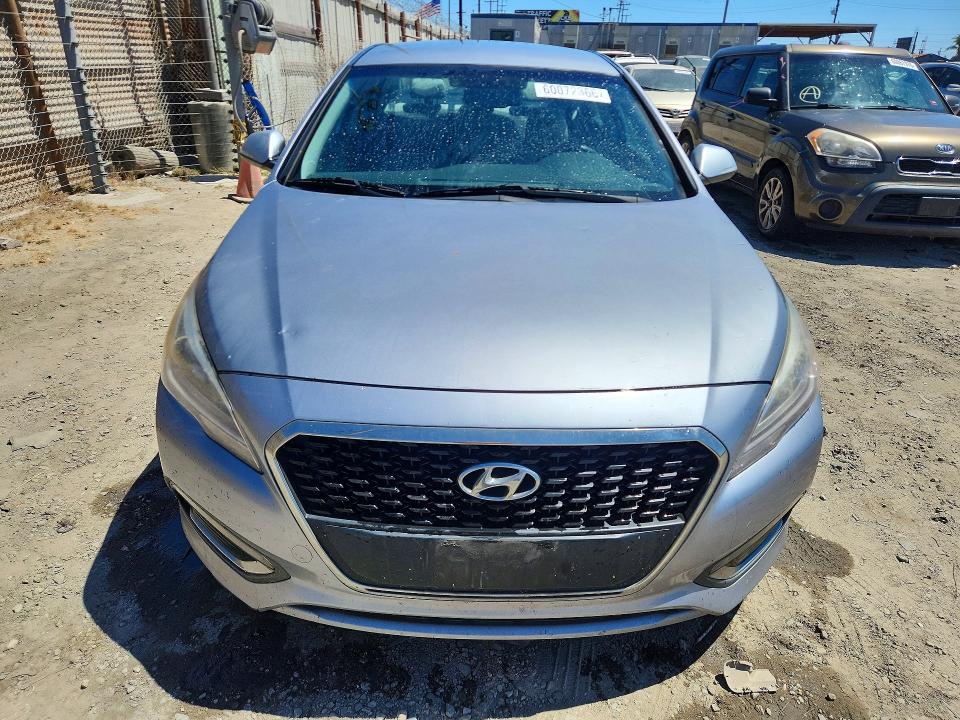 2016 Hyundai Sonata hybrid VIN KMHE24L10GA011804 COPART salvage auction — MINOR DENT/SCRATCHES, CA - DIS/DLR/EXP ONLY CLEAN TITLE, sold $700 on 2026-07-09 (photo 5)