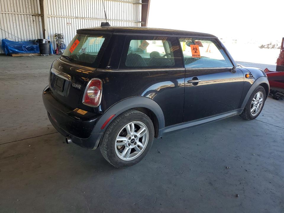 2011 Mini Cooper VIN WMWSU3C5XBT092979 COPART salvage auction — MINOR DENT/SCRATCHES, CA - DIS/DLR/EXP ONLY CLEAN TITLE, sold $375 on 2026-07-27 (photo 3)