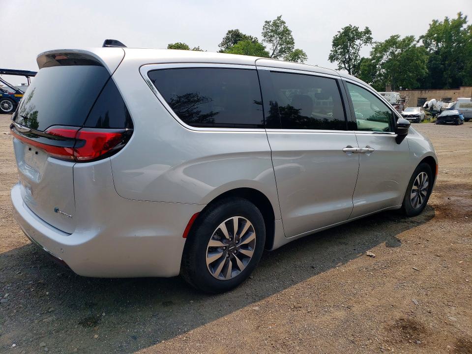 2024 Chrysler Pacifica VIN 2C4RC1S76RR141544 COPART salvage auction — WATER/FLOOD, Nj - Cert Of Title-Salvage Flood, sold $3,350 on 2026-09-03 (photo 3)