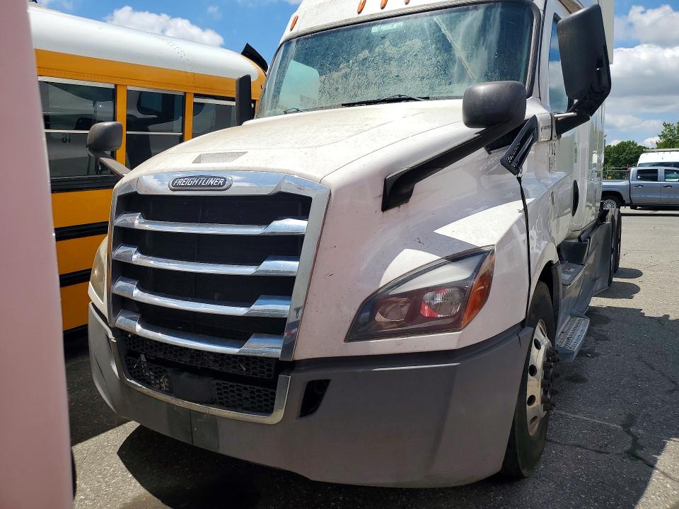 2019 Freightliner All other VIN 1FUJHHDR8KLKE3680 COPART salvage auction — MINOR DENT/SCRATCHES, NJ - CERTIFICATE OF TITLE, sold $10,300 on 2026-08-18 (photo 5)