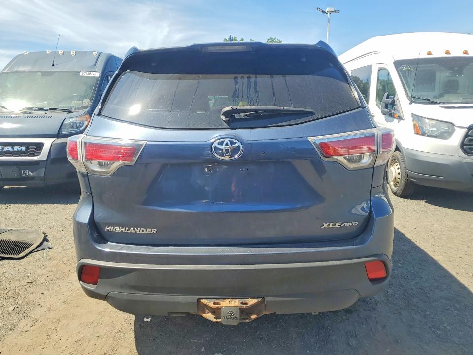 2014 Toyota Highlander VIN 5TDJKRFH1ES008922 COPART salvage auction — MINOR DENT/SCRATCHES, MA - CERTIFICATE OF TITLE, sold $10,900 on 2026-07-30 (photo 6)