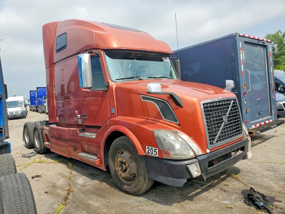 2013 Volvo VIN 4V4NC9EG9DN560328 COPART salvage auction — MINOR DENT/SCRATCHES, Mi - Certificate Of Title, sold $3,000 on 2026-08-11 (photo 4)