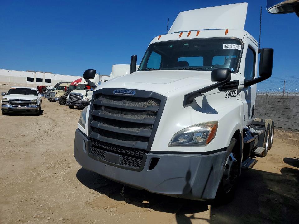 2019 Freightliner Cascadia 126 VIN 3AKJHLDV8KSKF8135 — COPART salvage auction photo