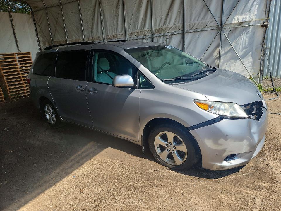 2017 Toyota Sienna VIN 5TDKZ3DC8HS863657 COPART salvage auction — MECHANICAL, ON - PERMIT NO BRAND - UNFIT (P), sold $1,950 on 2026-07-29 (photo 4)
