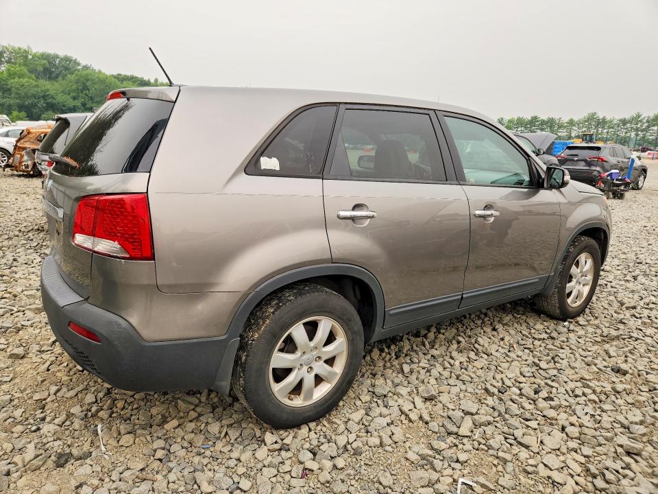 2013 Kia Sorento VIN 5XYKT3A1XDG330141 COPART salvage auction — MINOR DENT/SCRATCHES, NJ - CERTIFICATE OF TITLE, sold $1,800 on 2026-07-20 (photo 3)