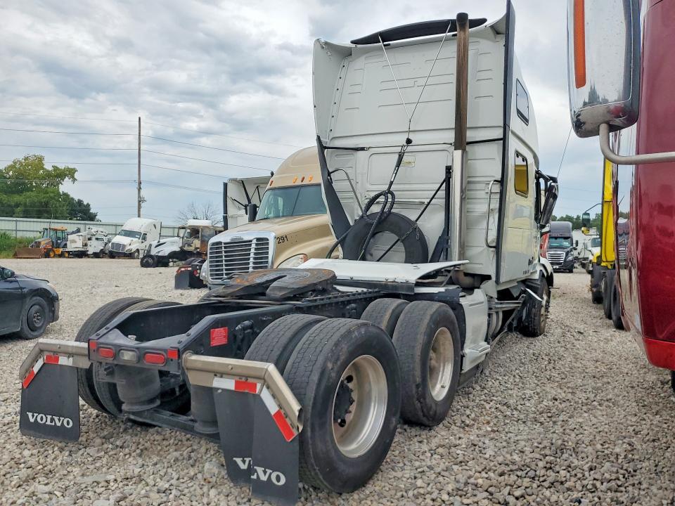 2024 Volvo Vnl VIN 4V4NC9EH2RN641865 COPART salvage auction — ALL OVER, MO - SALVAGE CERTIFICATE OF TITLE, sold $31,500 on 2026-09-17 (photo 3)