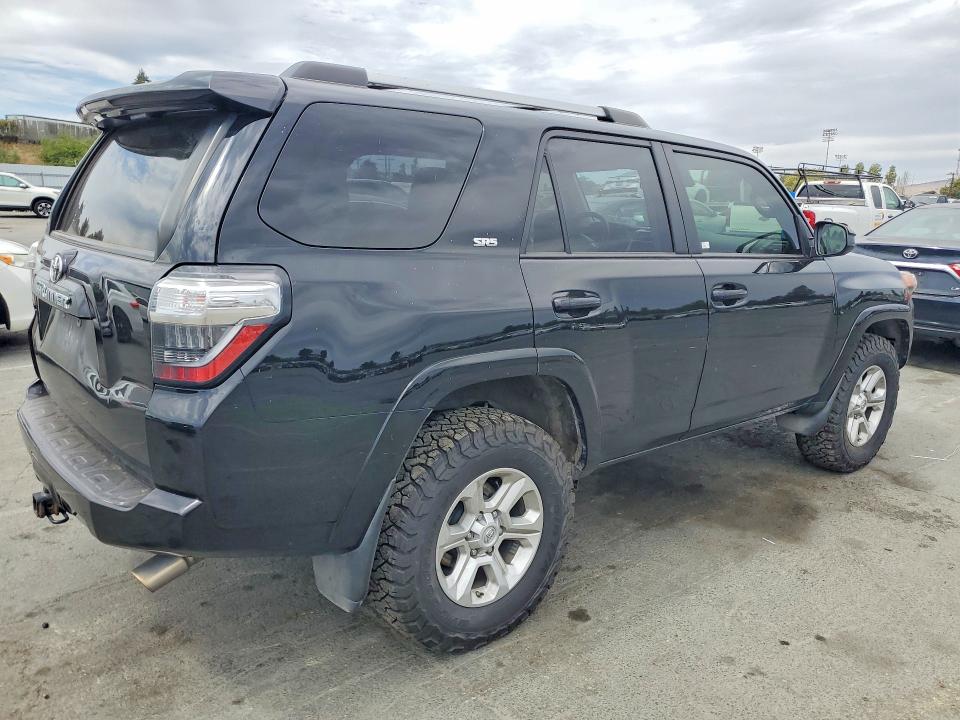 2021 Toyota 4runner VIN JTEMU5JR3M5886822 COPART salvage auction — NORMAL WEAR, Va - Dis/Dlr/Exp Only Clean Title (P), sold $15,800 on 2026-07-28 (photo 3)